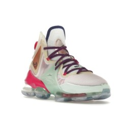 Nike LeBron 19 - Alliant Tradition Sportive et Innovation Technologique